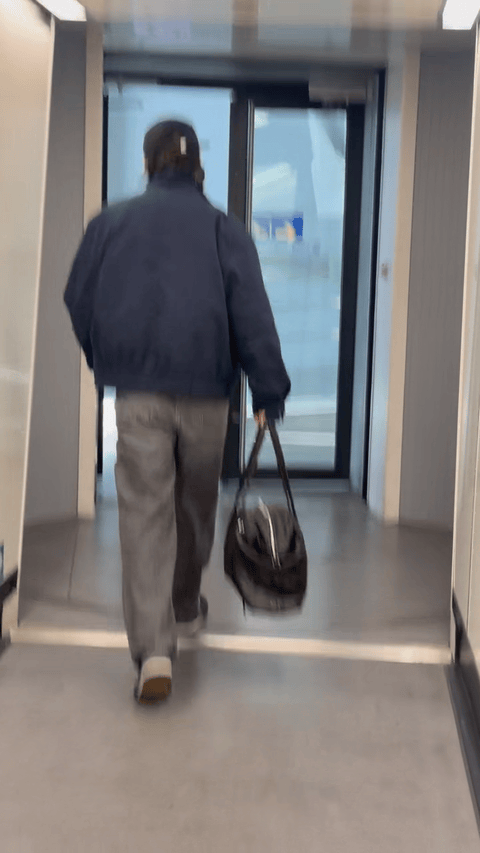 落地偶遇蔡徐坤机场偶遇蔡徐坤独自一人返程，不带团队。十几个小时航程全程休息，落地