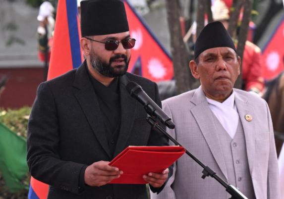 尼泊尔新总理刚上台就逮捕前总理，尼泊尔政坛一夜变天！35岁说唱歌手出身的总理