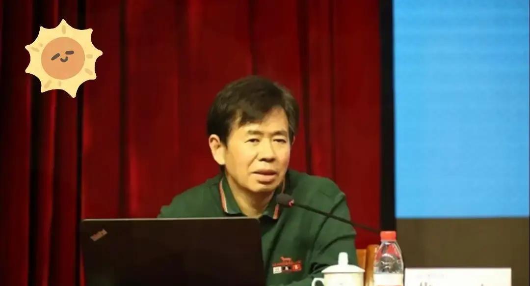 直播镜头前，戴旭刚吐出“战略自信”四个字。主持人插话，声音带刺：“太激进了吧。