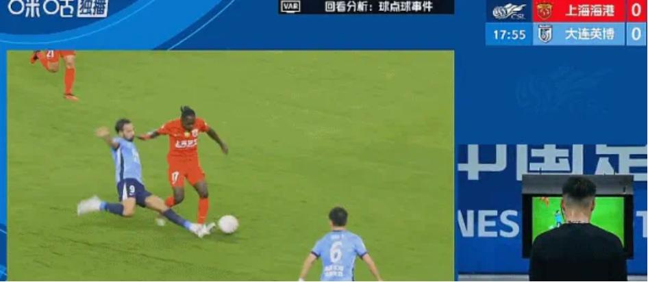 任意球没了还反被吹一个点球，这点球判得“有点水准”。中超第18轮补赛，上海海港