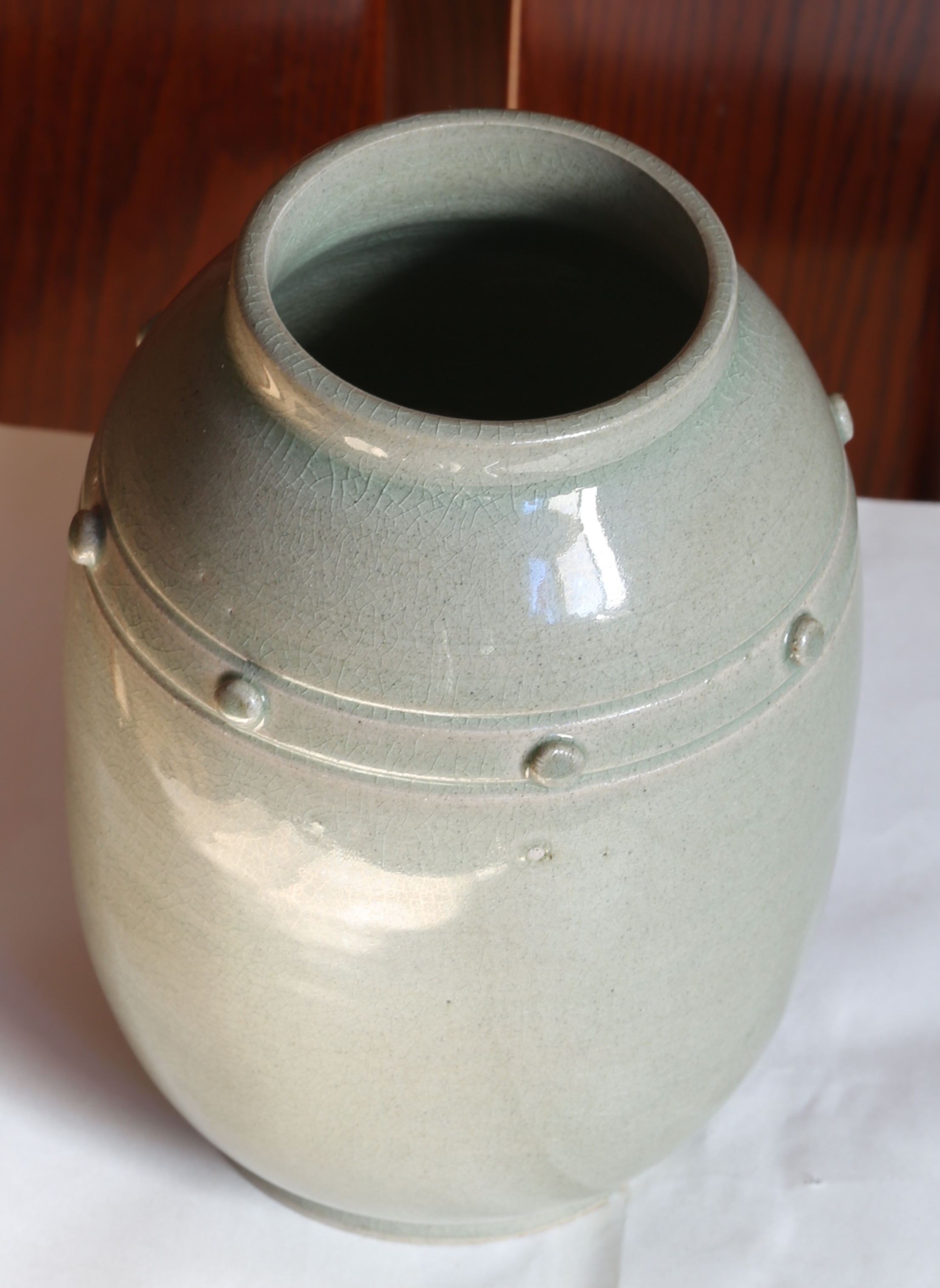 明或更早越窑秘色鼓钉罐一件尺寸：直径105MM，高15MM，品相：底一磕。余全品