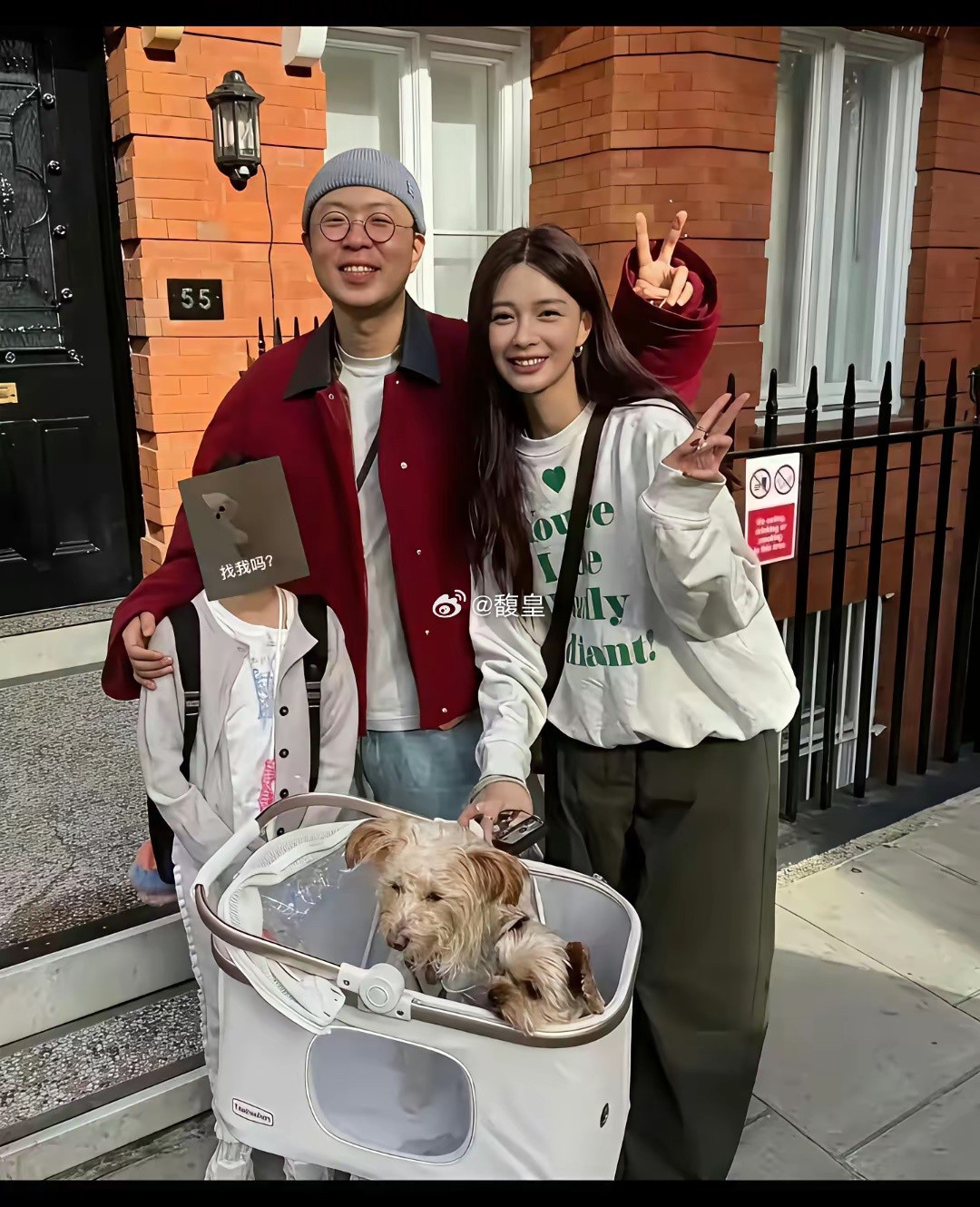 别人出门带着自家小孩，杜海涛沈梦辰夫妻俩出门推着狗狗，看得出来是真心把小狗当成孩