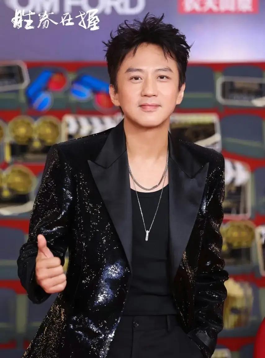 收视率飙12%，邓超靠“三件套”杀疯了他刚蹦上台，全场手机灯秒变星海。三首