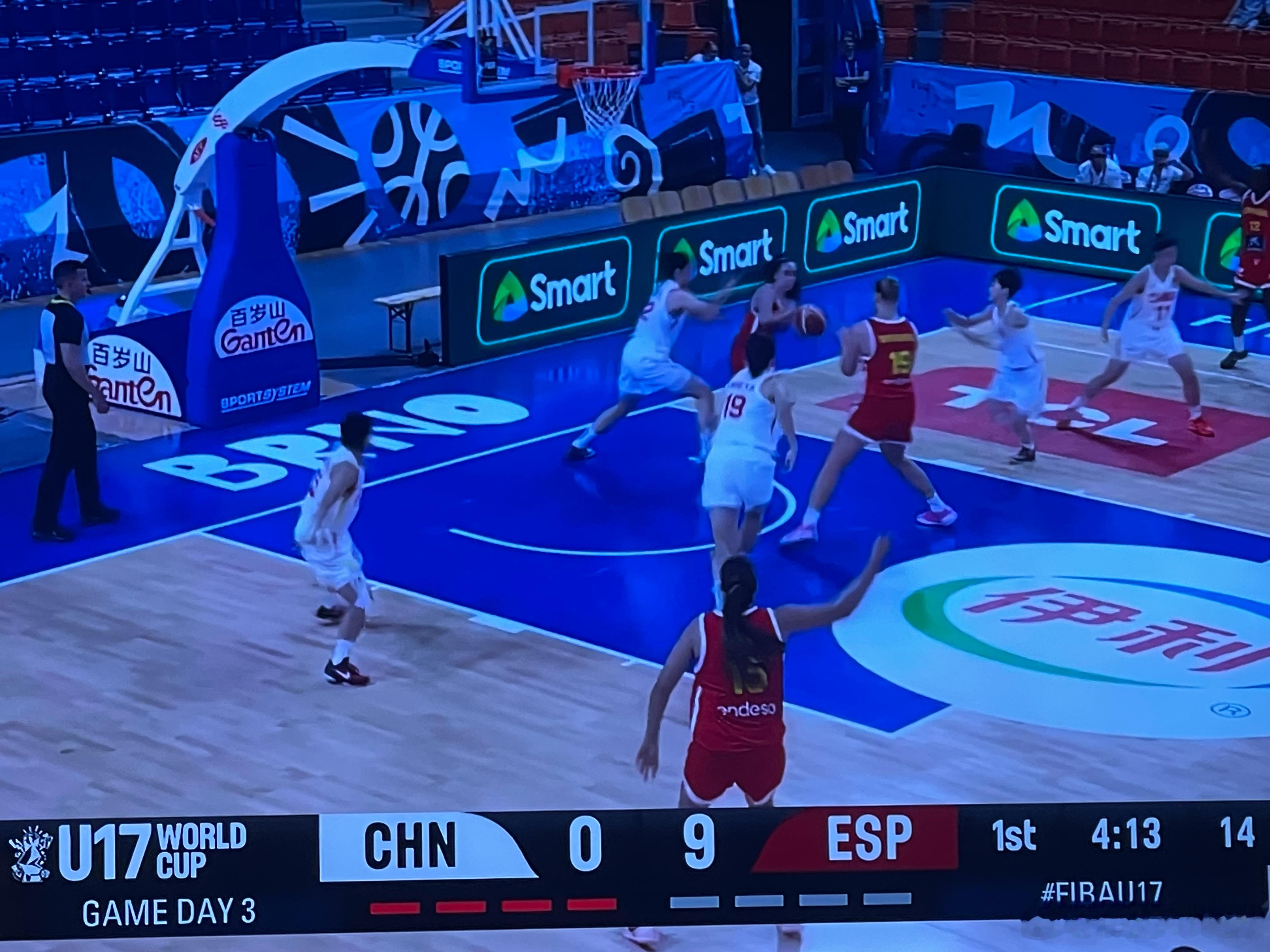 U17女篮世界杯小组赛中国丫头们遇上强大的对手了，西班牙女篮强大的内线密不透风的
