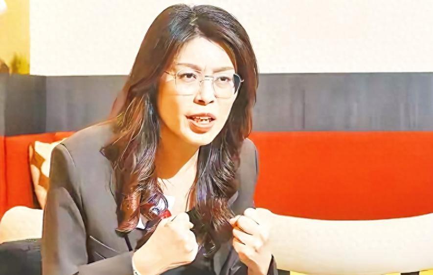 国民党刚去北京开会，岛内民调就掉了，不是小事。2月2号萧旭岑带40多人到北京参