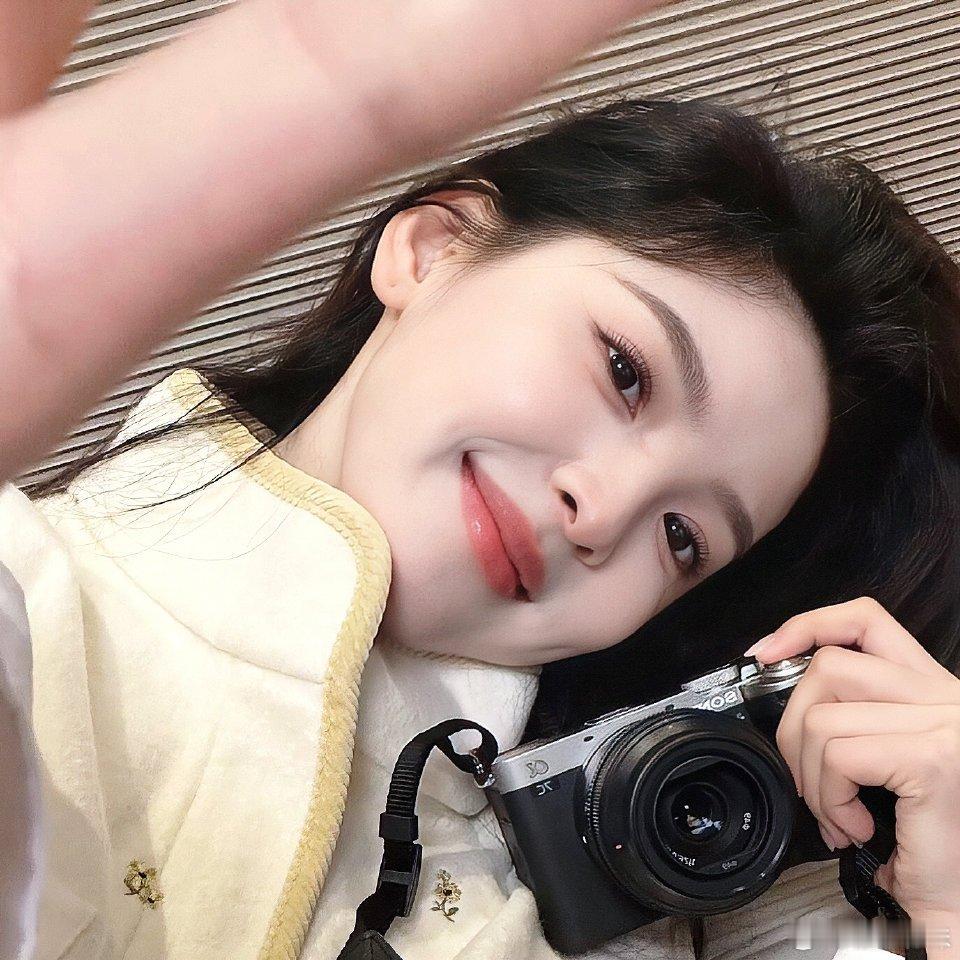 章若楠妹妹真的好甜啊！谁能拒绝这么可爱的笑容呢？[比心][比心][比心]​