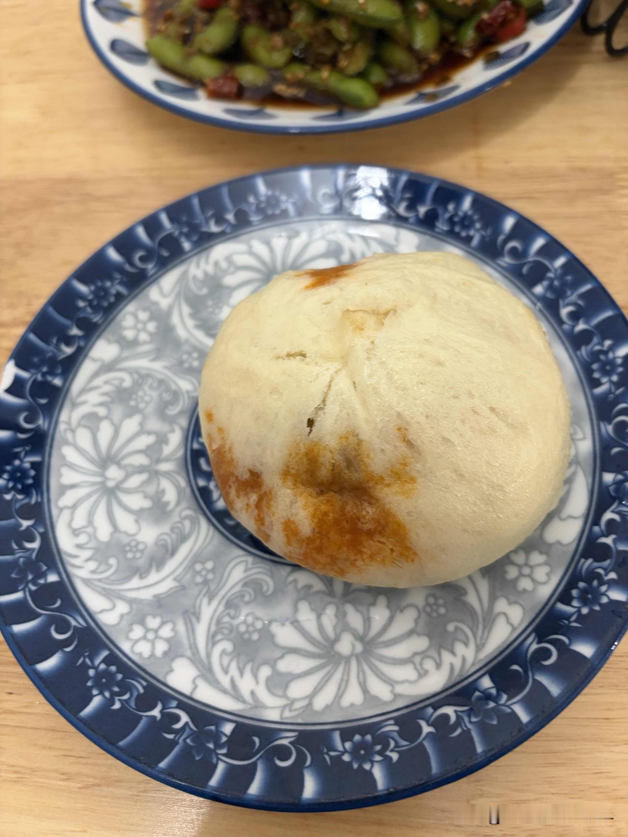 今天发现了一件很奇怪的事情，早上在一家包子铺买包子的时候，看到店里卖的牛肉包子和