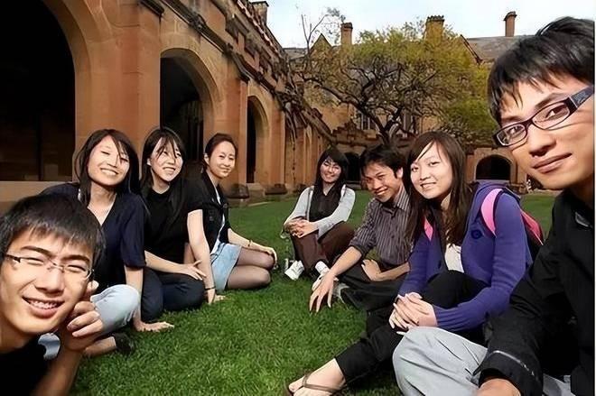 美国那边最近闹心坏了，说白了就是一件事：美国学生不敢来中国读书了，来的人少得