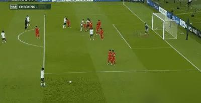 他在3比0领先后还钻进球门捡球，这种“赶尽杀绝”的劲头简直让对手崩溃。越南队