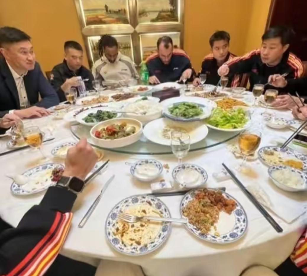 杜锋请广东队球员吃饭，鼓励球员，提升球队士气！随着CBA新赛季的开打，广东队也