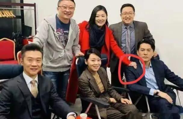 6位都是大明星，他们的合影还有点逗，其他男明星都是脸带微笑，靳东却一脸严肃地看向