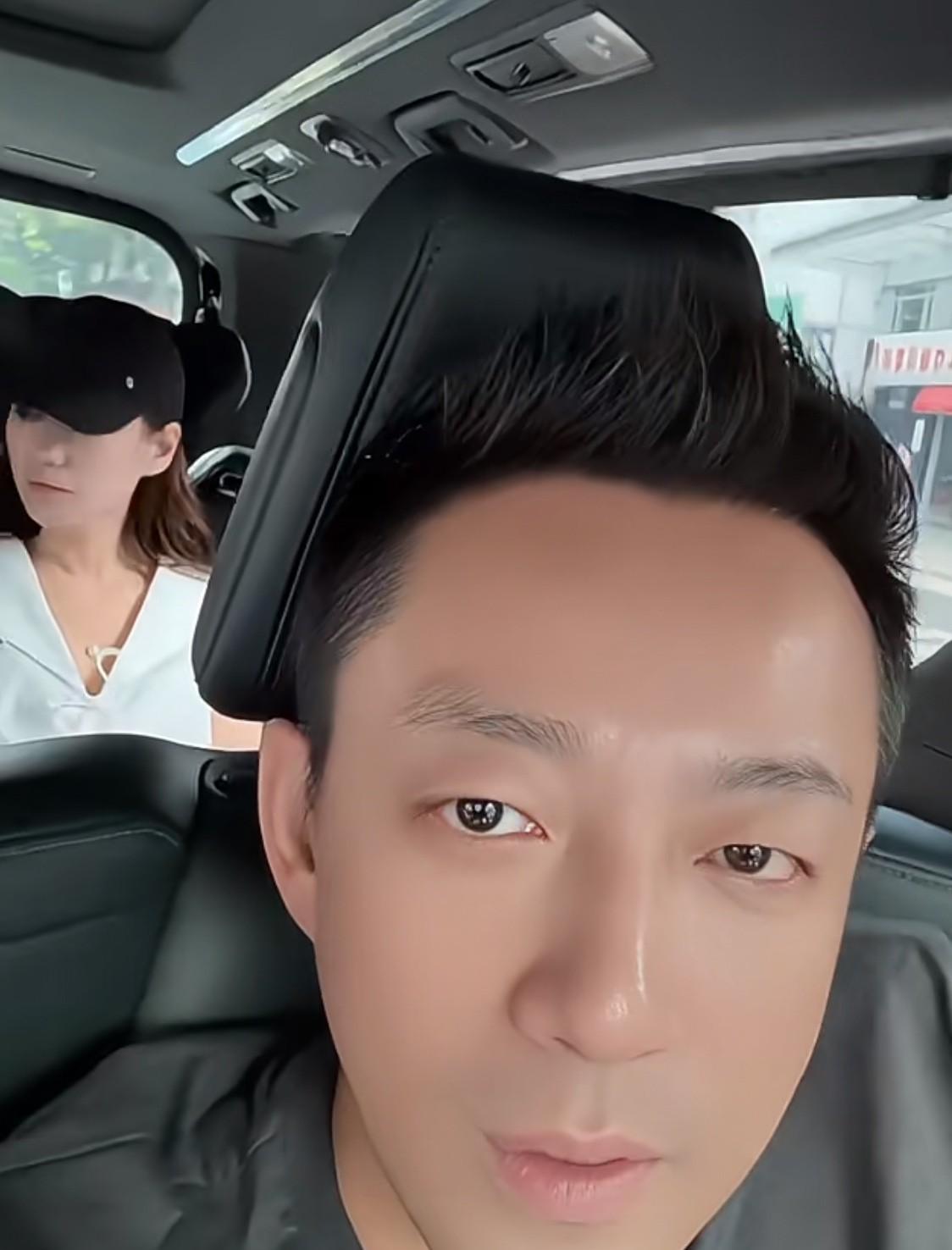 小玥儿和弟弟终于又出现在汪小菲的镜头里啦……下午汪小菲拉着他们出来买“小宠物”