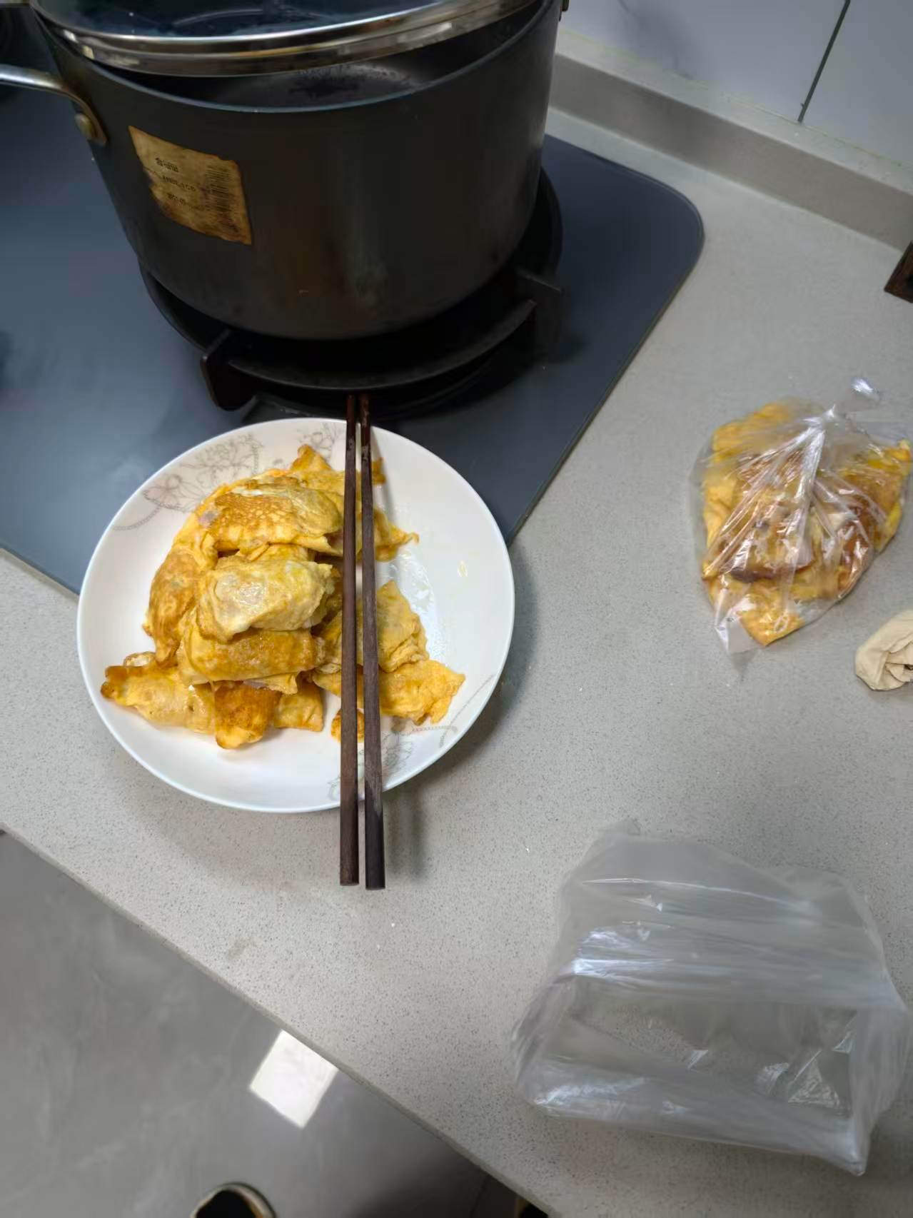 包饺子剩了点馅儿，于是就在家做蛋饺了，然后发现鸡蛋不够了。。​​​