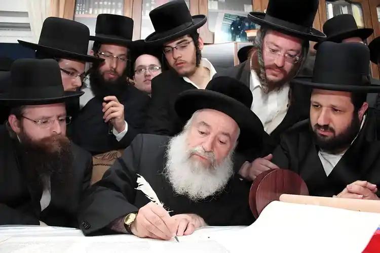 历史是惊人的相似，当年是希特勒逼犹太人四处逃命，现在是犹太人自己四处保命。 