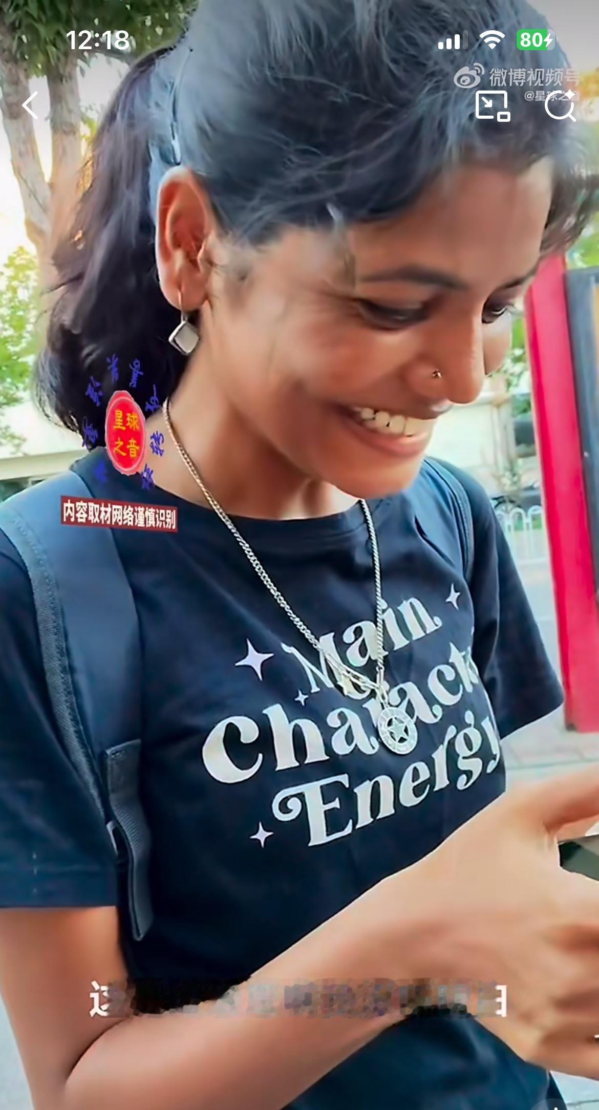 在河北唐山街头遇到一个漂亮的印度女孩，她是来中国避暑的。这个女孩说她是一个人，不