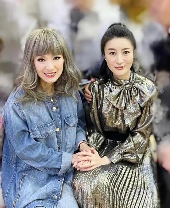 米雪已然69岁，然而她身上没有丝毫老人的迹象，反倒比同龄女性显得更为优雅且时