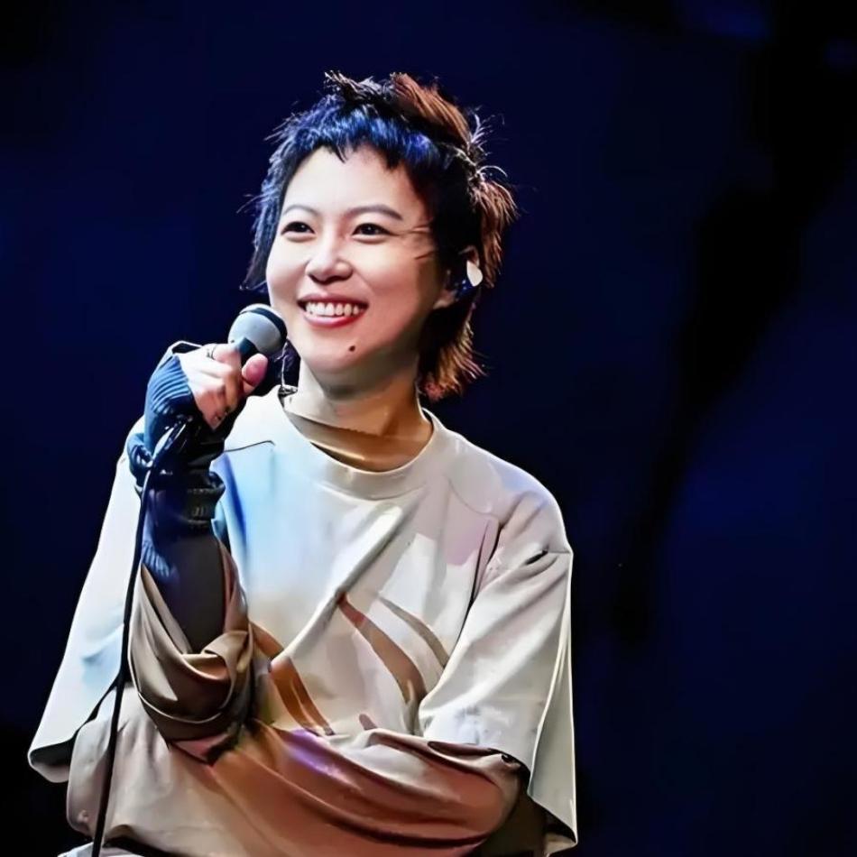窦靖童坐拥优渥家境，却活得格外清醒出身优渥，父母皆是圈内名人，可窦靖童从不爱
