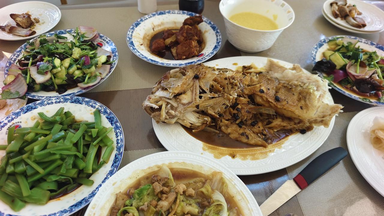 今天做了六个菜，等我把最后一个菜排骨炖豆角放到锅里，看到桌上已经是杯盘狼藉，没法