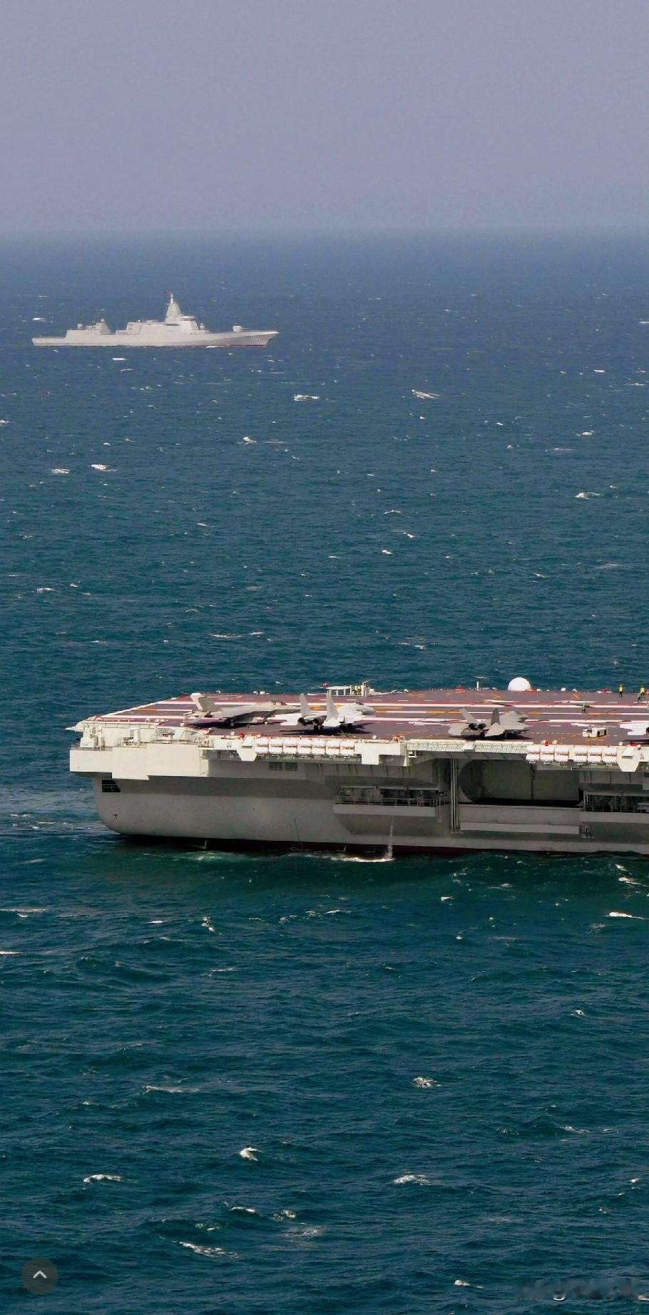 这画面终于实现了，福建舰与055万吨大驱同框照，老军迷泪奔了！就在昨天，福建