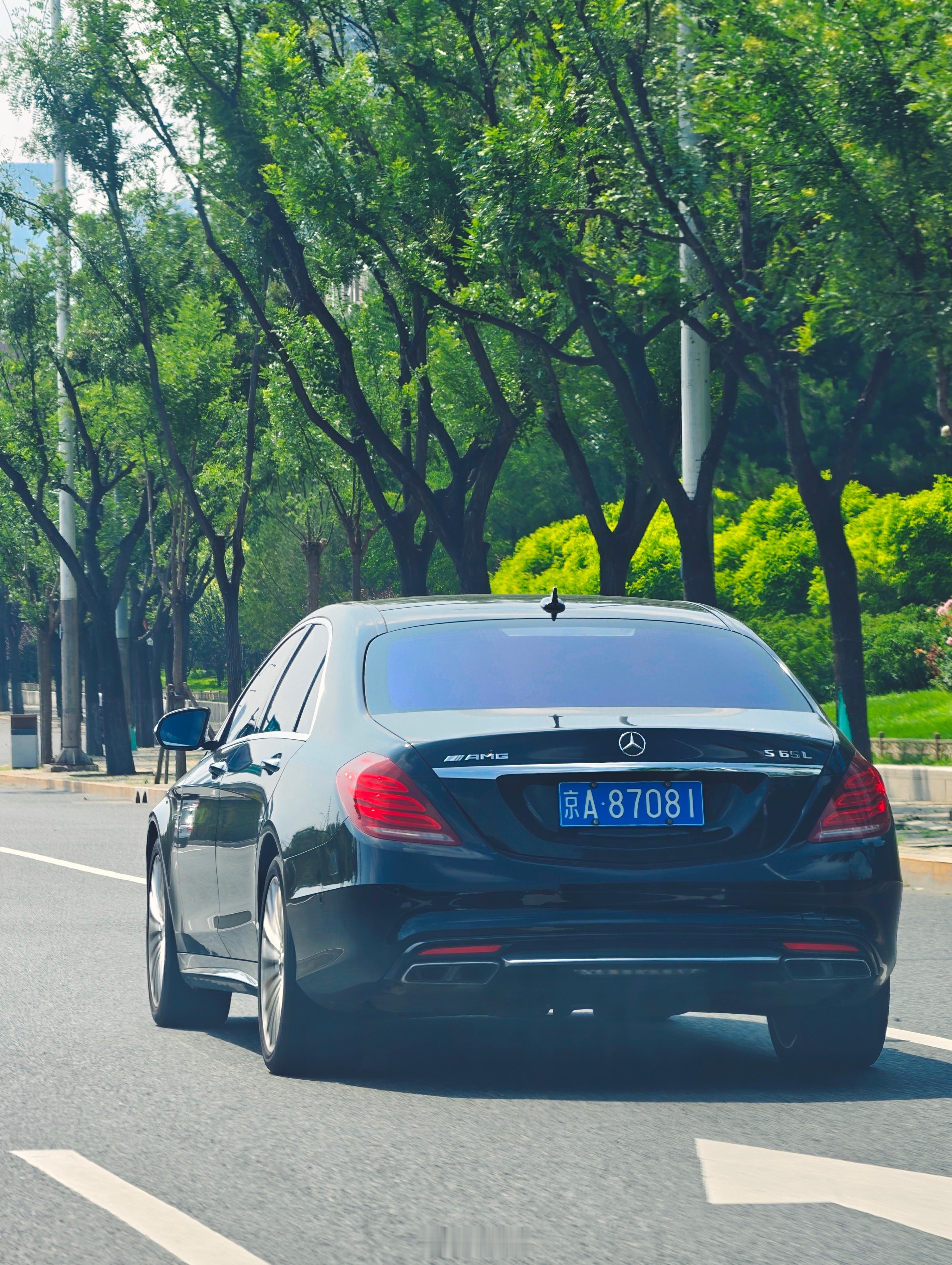 并线打灯的奔驰S不多见，仔细一看原来是当年落地小400万的V12双涡轮S