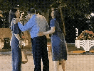 这老汉要么有钱，要么有权，出门都是一拖二，二个没一个是他老婆吧，现在做三姐
