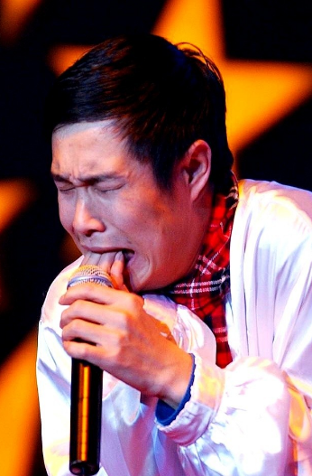 小沈阳演唱会翻车！观众齐喊退票、提前离场原因曝光，即便下跪致歉仍难挽回，万万没