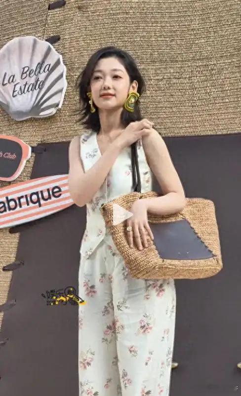 何穗空降三里屯，娱乐圈滤镜碎了一地，超模和明星的差距有多大