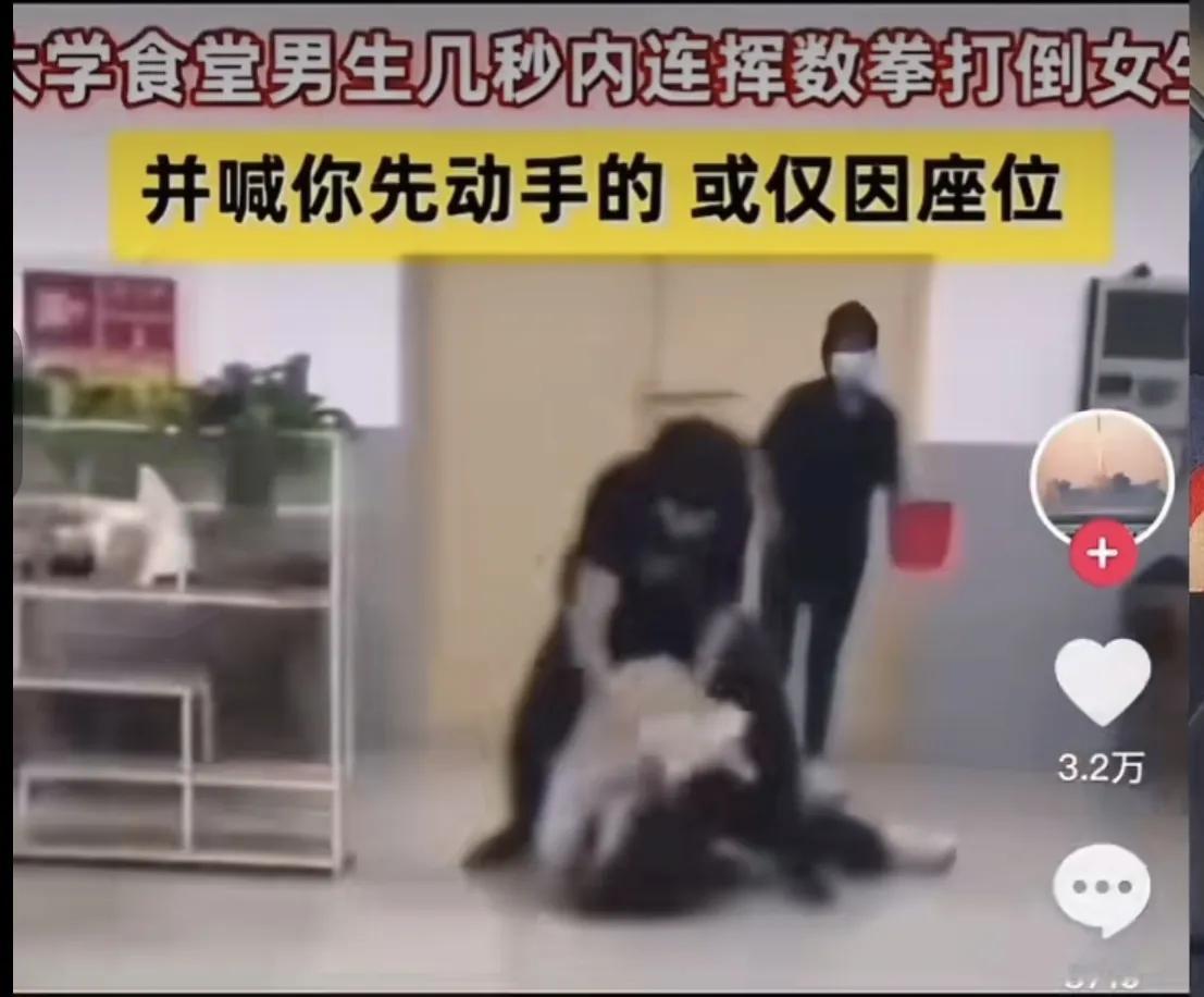 这是互殴，女生先动手，男生反击了，学校处理吧，先动手责任更大，男生不再忍让！还手