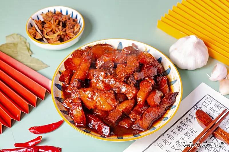 做红烧肉，用冰糖还是白糖，这是个值得探讨的问题。传统做法推荐冰糖，它高温下融化慢