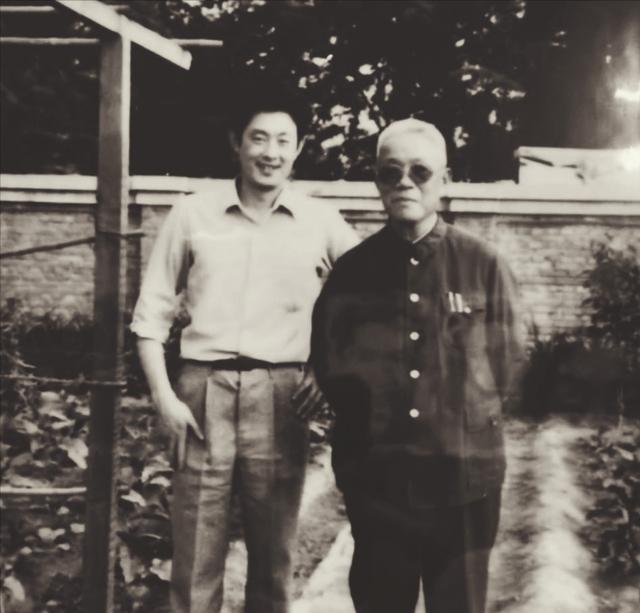 1975年秋，兰州军区司令韩先楚上将前往山西考察，参加了一次学习会。会后，韩司令