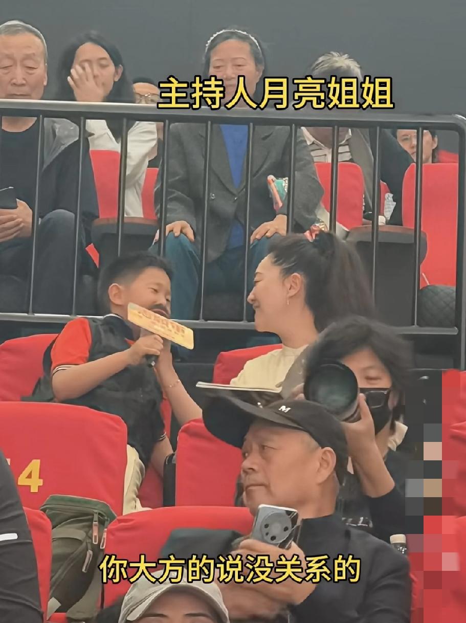 太尴尬了，央视著名少儿主持人月亮姐姐为自己儿子当众鞠躬道歉，瞬间引发全网热议。这