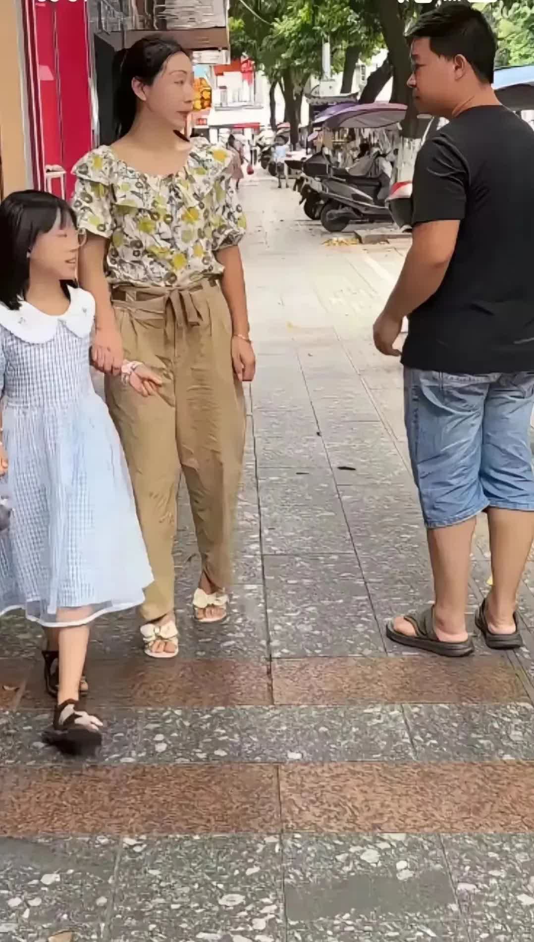 太无情了！福建，一男子在菜市场上遇到前妻和女儿，他和前妻已经离婚有好几年了，