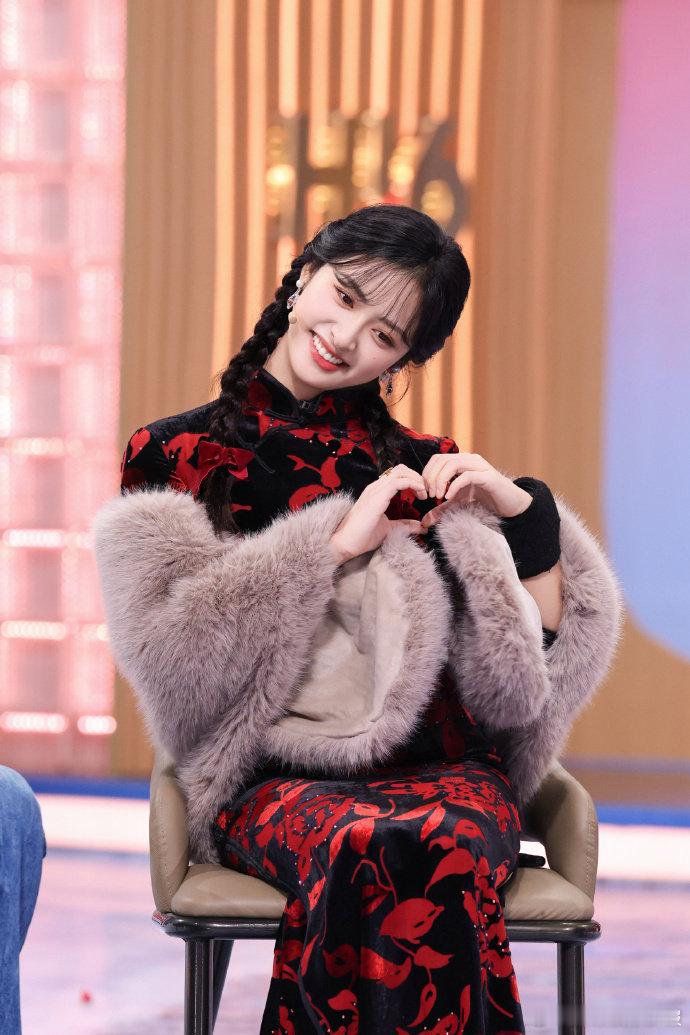 哇塞，沈月你这是要成为梗王吗？小嘴一张，梗就不断，太厉害了！