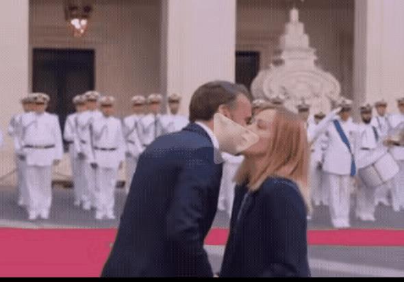 马克龙：梅妹，可见到你了，这两天我心里好苦。梅洛尼：马哥，我都知道了。别难过了