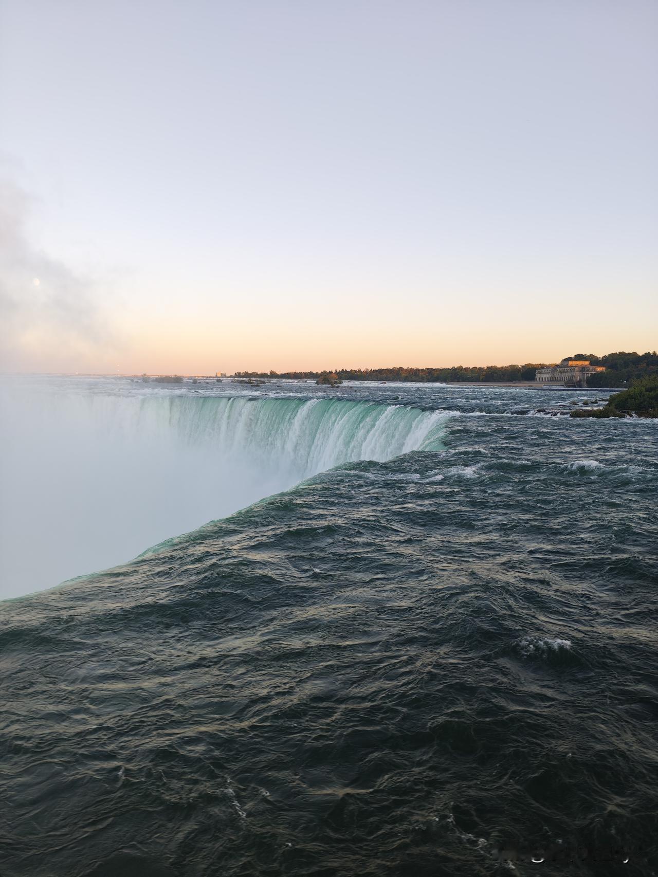 从多伦多到尼亚加拉小镇，大约40分钟的车程，大瀑布就是因小镇而得名。傍晚时分赶到