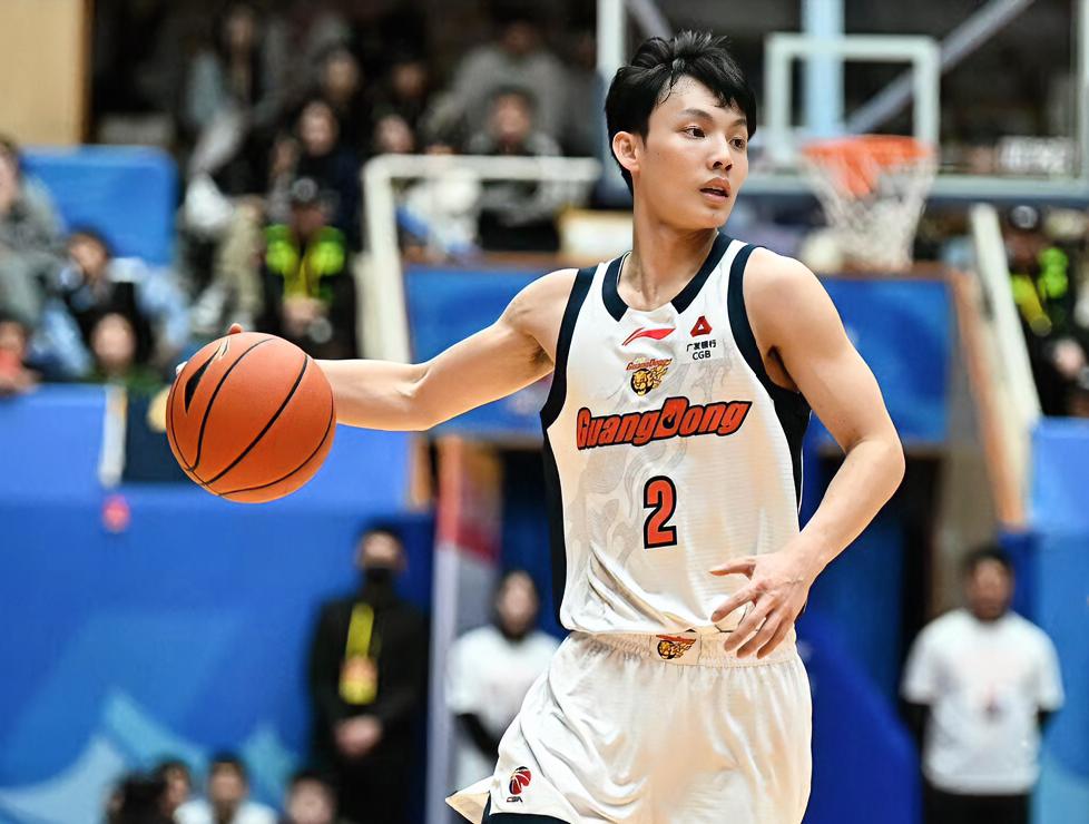 杜锋终于知道了球队要想赢球就得徐杰控球啦？徐杰膝盖受伤仍带伤鏖战，0失误盘活全队