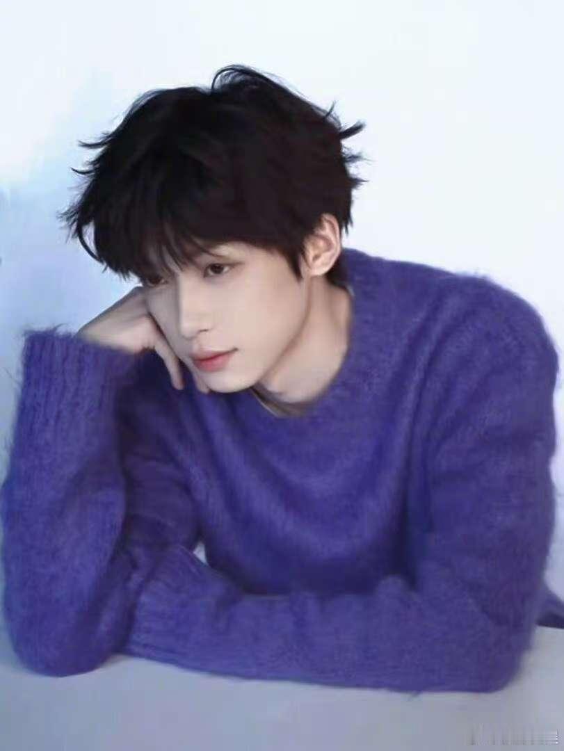 梓渝穿紫色好有韵梓渝紫色毛衣梓渝紫色毛衣，穿紫色好有韵，哇哦