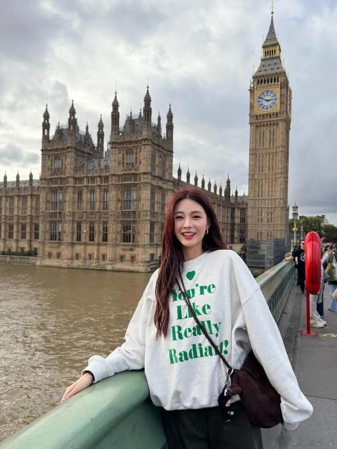 沈梦辰结婚后状态越发年轻！穿字母印花卫衣+棕色牛仔裤，减龄又时髦！​​​