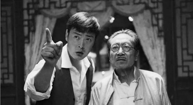 1944年的一天，新四军情报员丁咸玖正在街上买烟，谁知，突然被日伪特务包围，而此