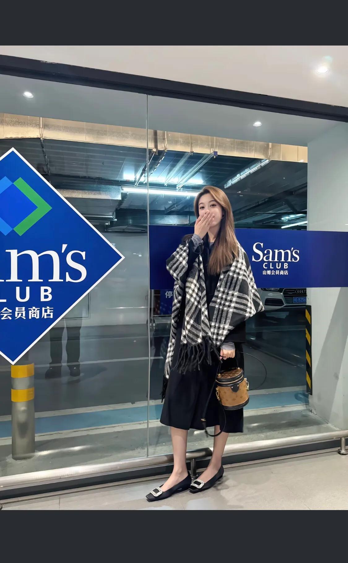 黑白格纹披肩搭配黑色连衣裙，优雅又时尚，完美演绎都市女性风范！