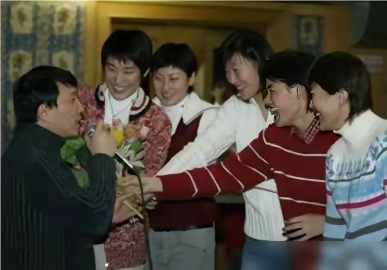 备受争议的宫鲁鸣可以说是最有钱的教练了，不是因为他收入高，而是有个有钱的妻子。在