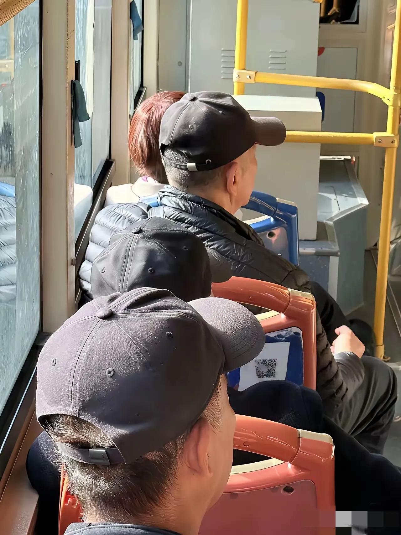 看到这么多老头冬天喜欢戴帽子，我现在也在考虑是否自己也去买一个帽子来戴。大约