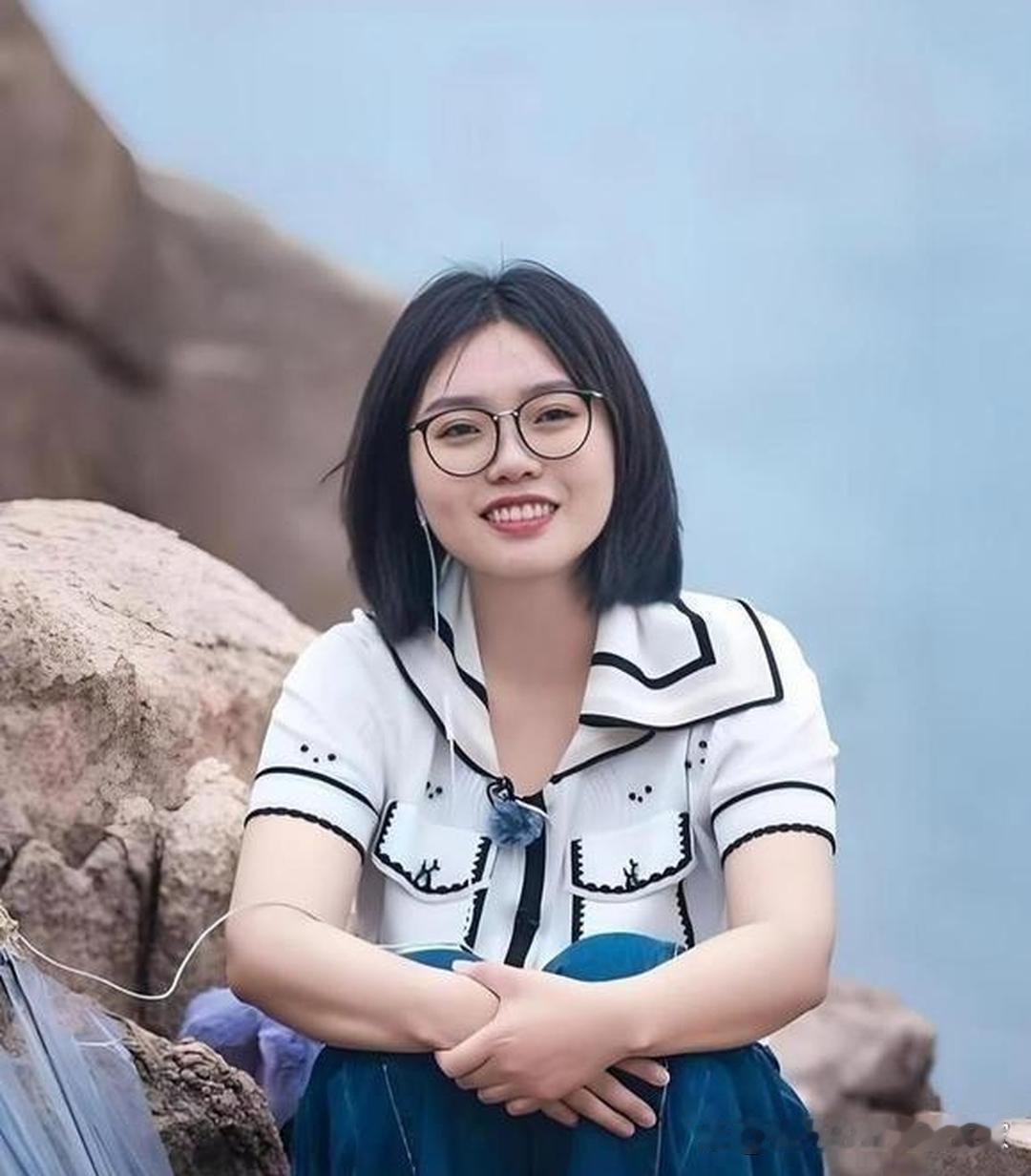 撒贝宁问李雪琴：“你北大啥专业的？”李雪琴笑着说：“说不出口的专业。”撒贝宁当场