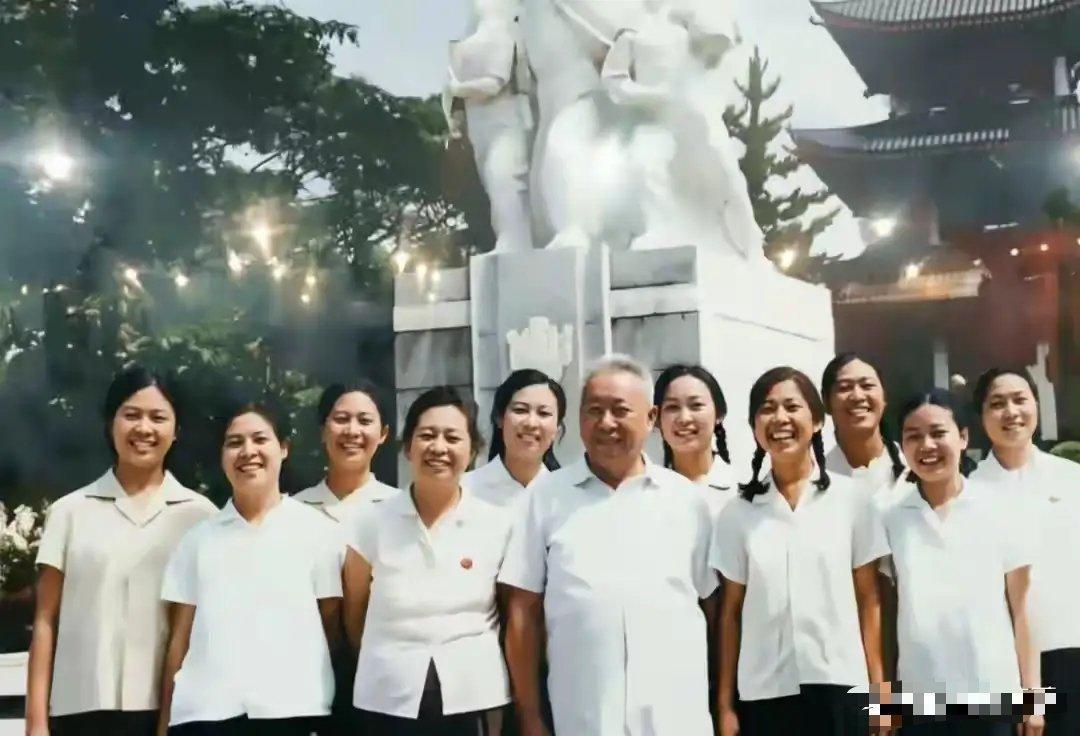 开国少将潘振武夫妇与九个女儿的合影，摄于1964年。