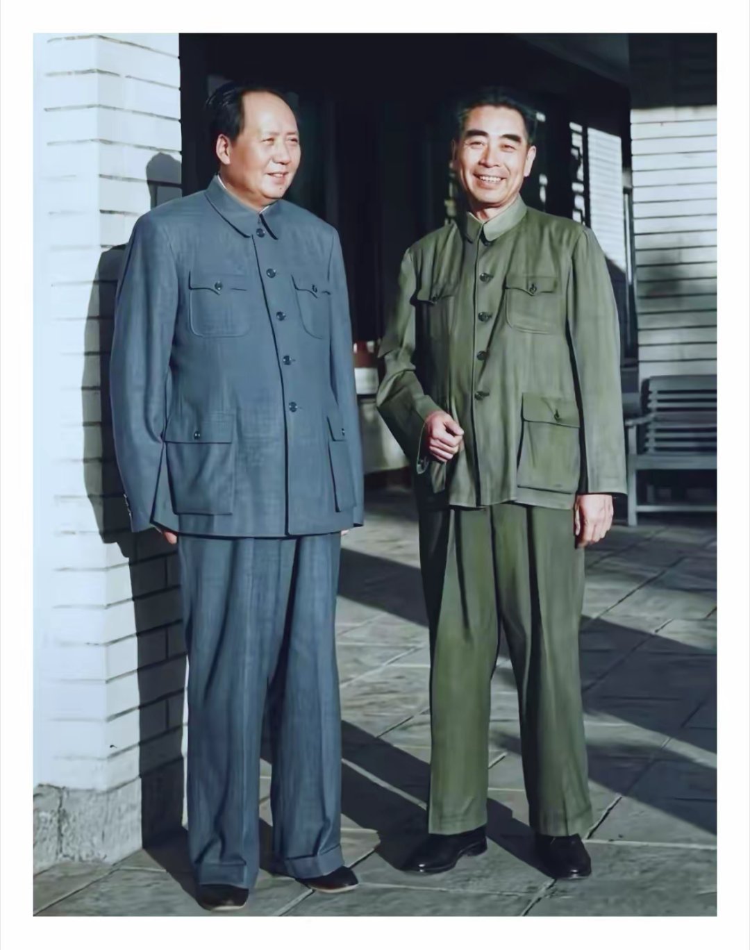 1961年，毛泽东主席和周恩来总理合影。