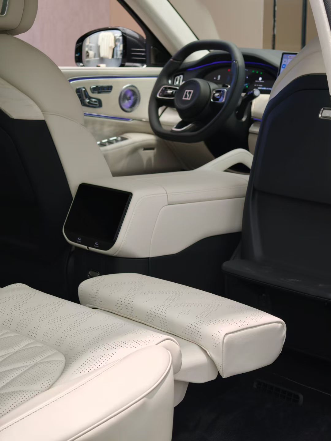 作为极氪7X的车主，今天特意抽空去极氪家，亲眼品鉴了刚刚开启预售的极氪8X展车，