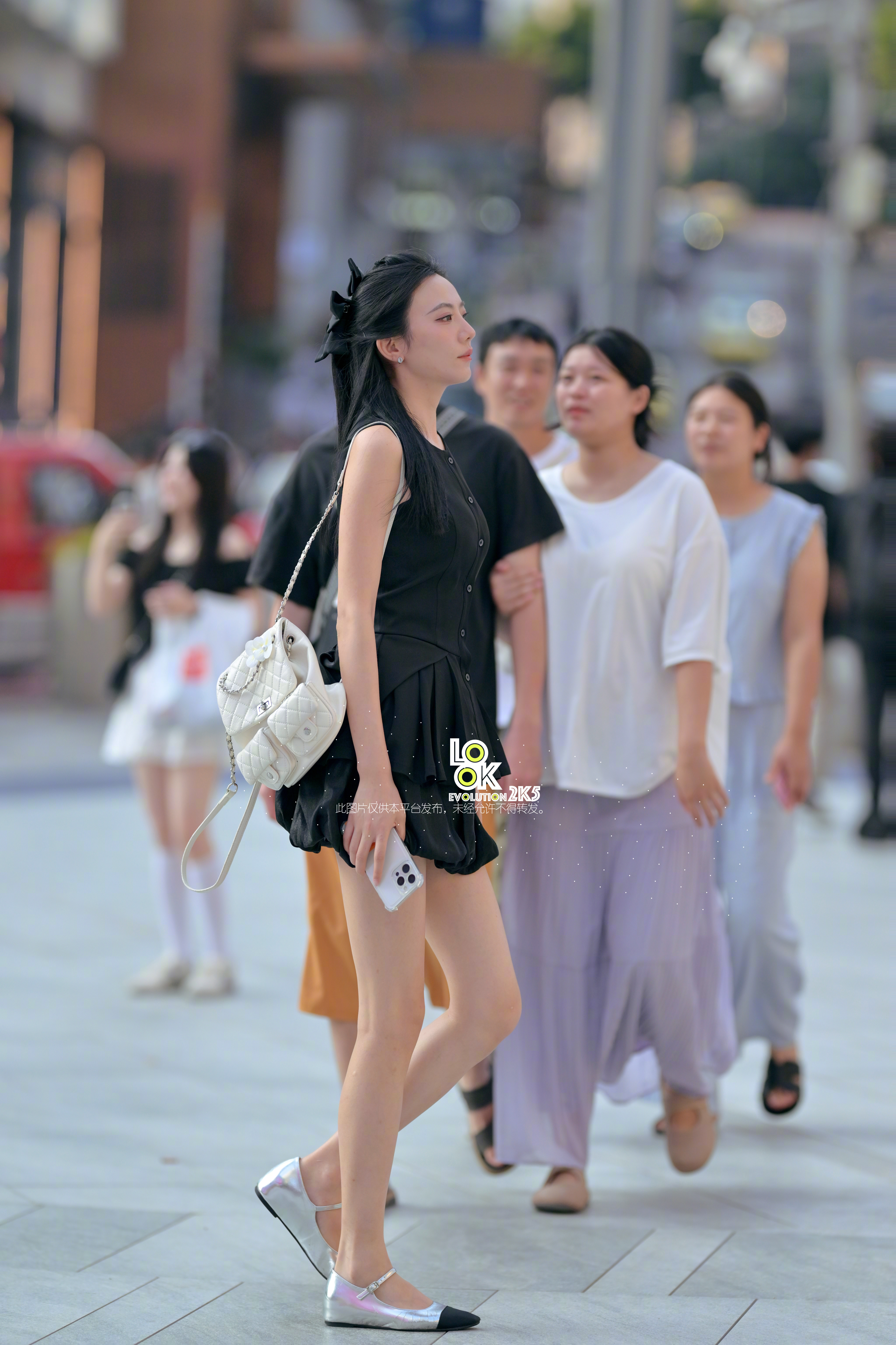 小姐姐头稍微往上抬智慧的眼神光也有了​​​