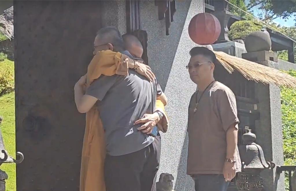 柯文哲：我爸爸牌位放這裡！10日清晨天刚破晓，9点钟刚过柯文哲便再度走出家门。上
