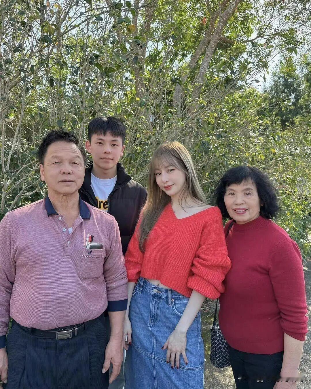 40岁王心凌回山东老家被拍，一身红毛衣+牛仔裙和亲戚唠嗑毫无明星架子～～一直以为