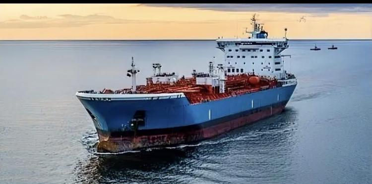 北大西洋惊现硬核对峙！1月7日，美军特种部队索降登船，在冰岛以南海域强行扣押悬